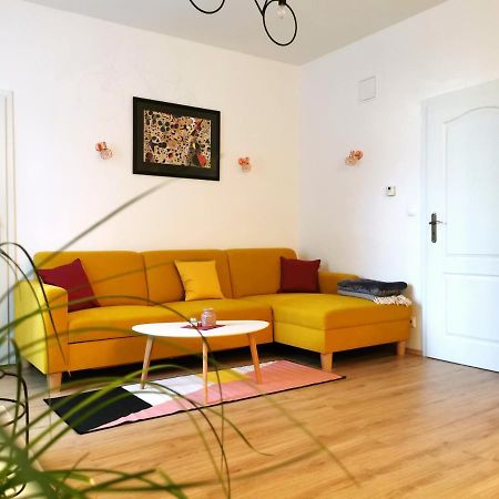 Cozyhome The Castle Apartment - Spacious, Quiet, High Ceiling Bratislava Luaran gambar