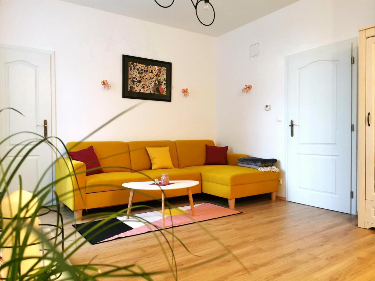 Cozyhome The Castle Apartment - Spacious, Quiet, High Ceiling Bratislava Luaran gambar