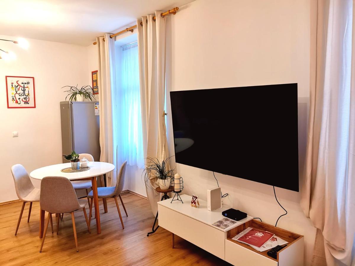 Cozyhome The Castle Apartment - Spacious, Quiet, High Ceiling Bratislava Luaran gambar