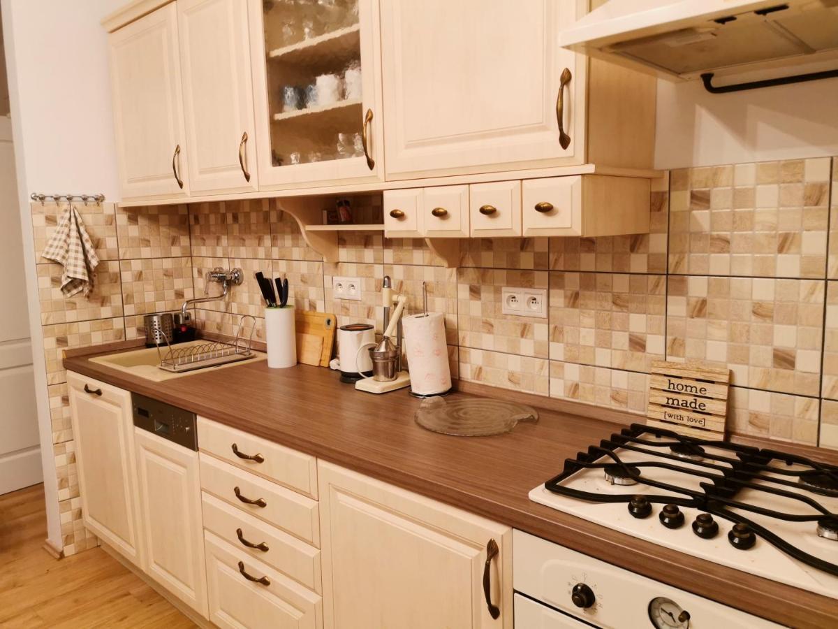 Cozyhome The Castle Apartment - Spacious, Quiet, High Ceiling Bratislava Luaran gambar